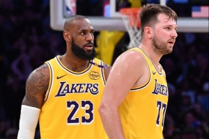 华体会中国官网-外线失准！湖人首节三分14投仅2中 首发五人合计7中0