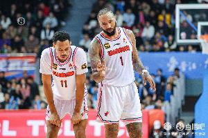 华体会赛事资讯-哼哈二将贝兹利&amp;吉伦沃特半场合计20中11 合砍29分助队领先