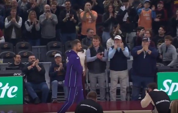 华体会中国官网-青春的回忆！骑士主场致敬乐福 所有观众起立鼓掌欢呼！